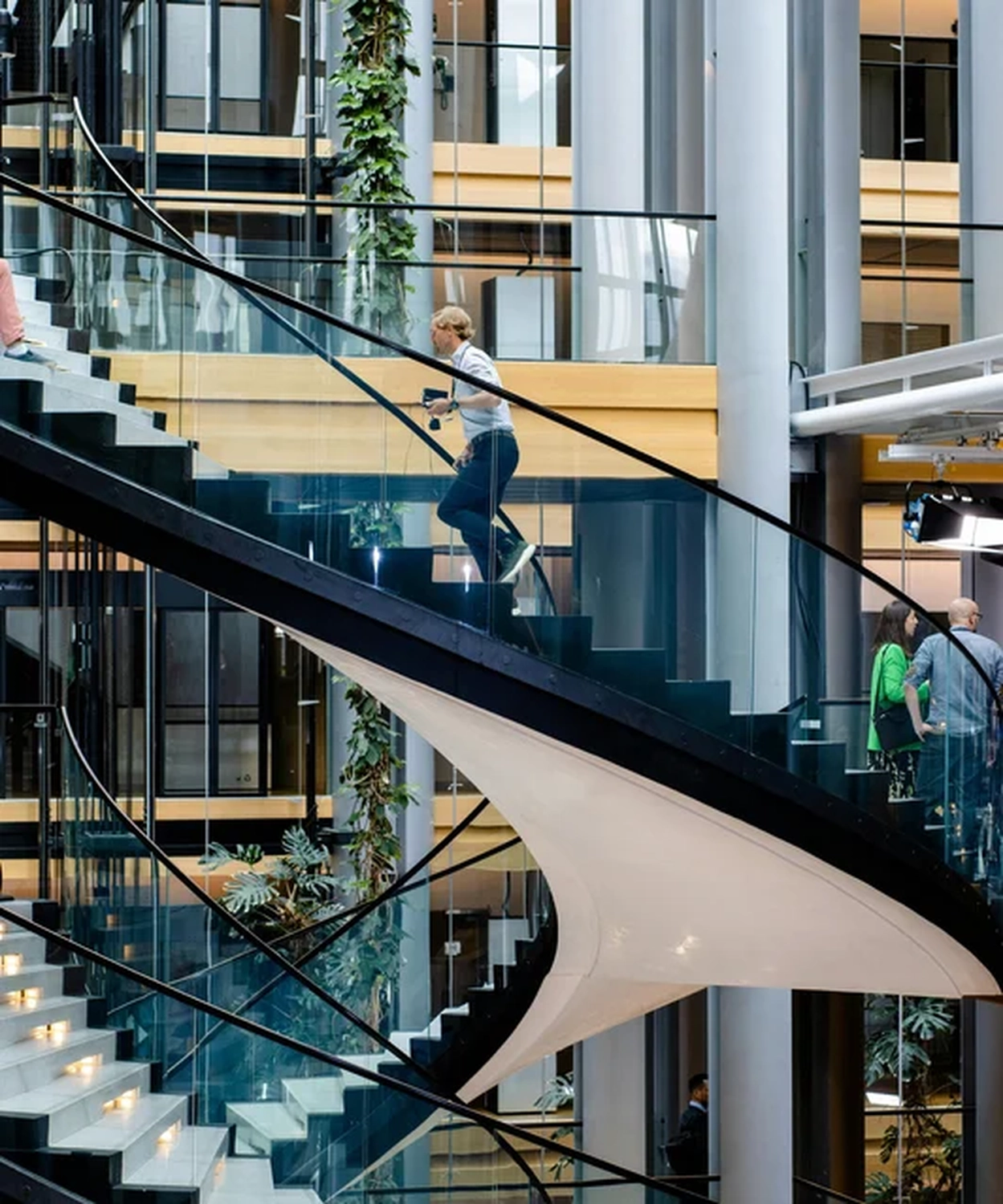 Rai Gebäude Reinigung - Reinigungsdienste - Arbeiter reinigt das Geländerglas