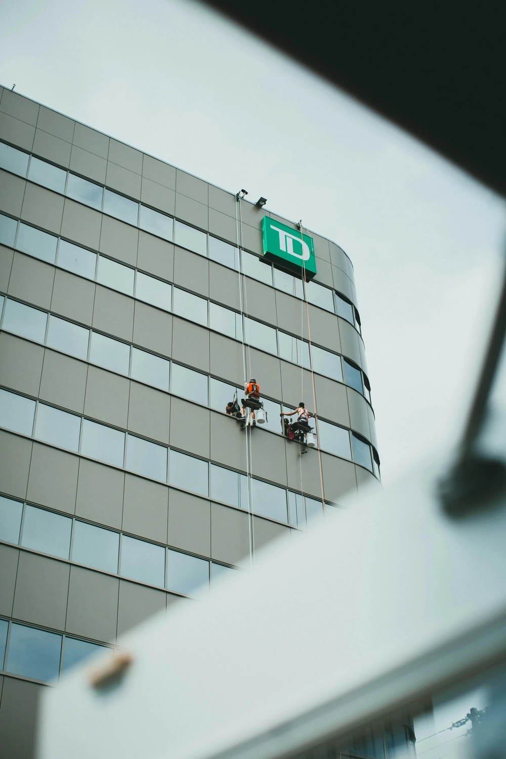 Rai Gebäude Reinigung - Reinigungsdienste - Arbeiter reinigen Gebäude