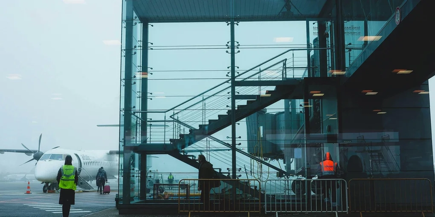 Rai Gebäude Reinigung - Reinigungsdienste - Flughafengebäude mit Glaswand