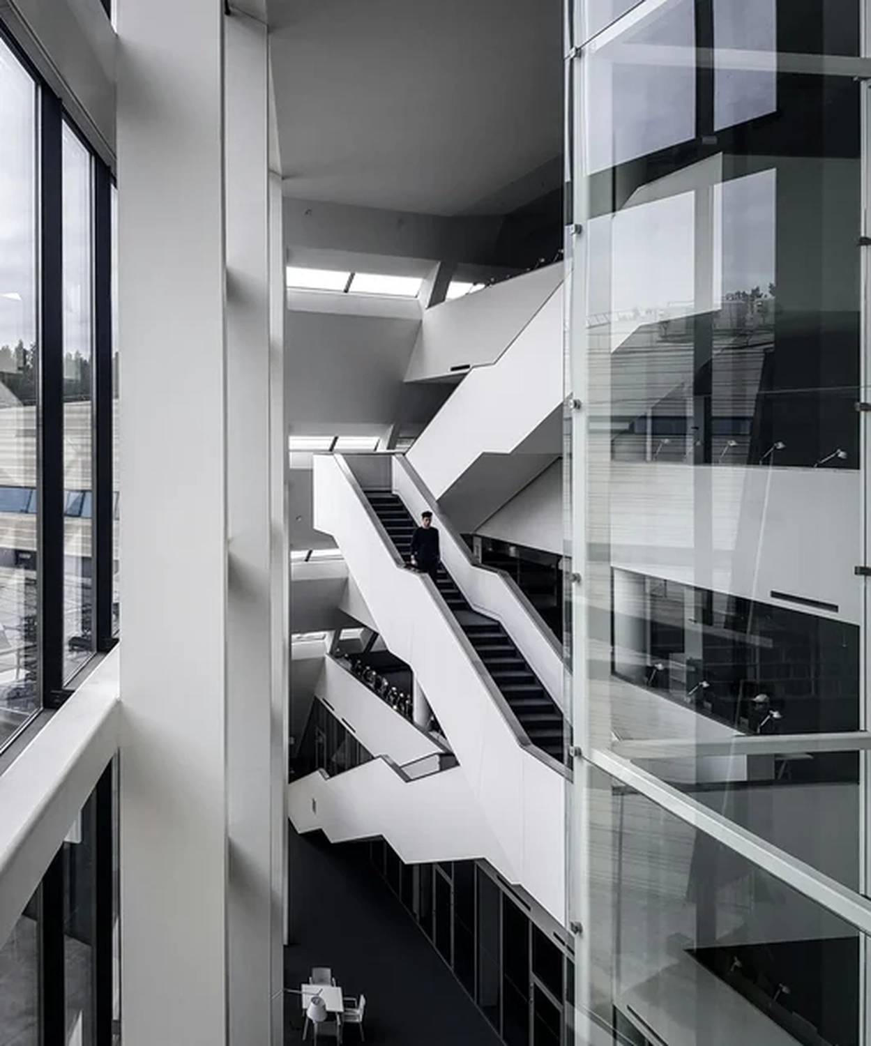 Rai Gebäude Reinigung - Reinigungsdienste - gereinigter Glasaufzug und Treppenhaus